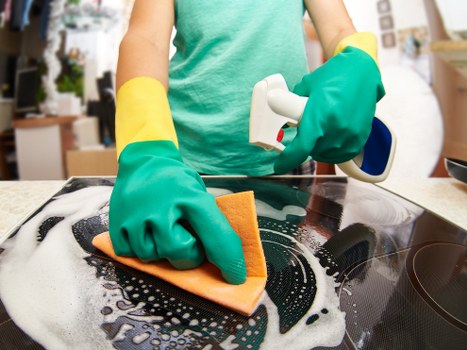 Cleaning team working in a Richmond flat before tenancy handover